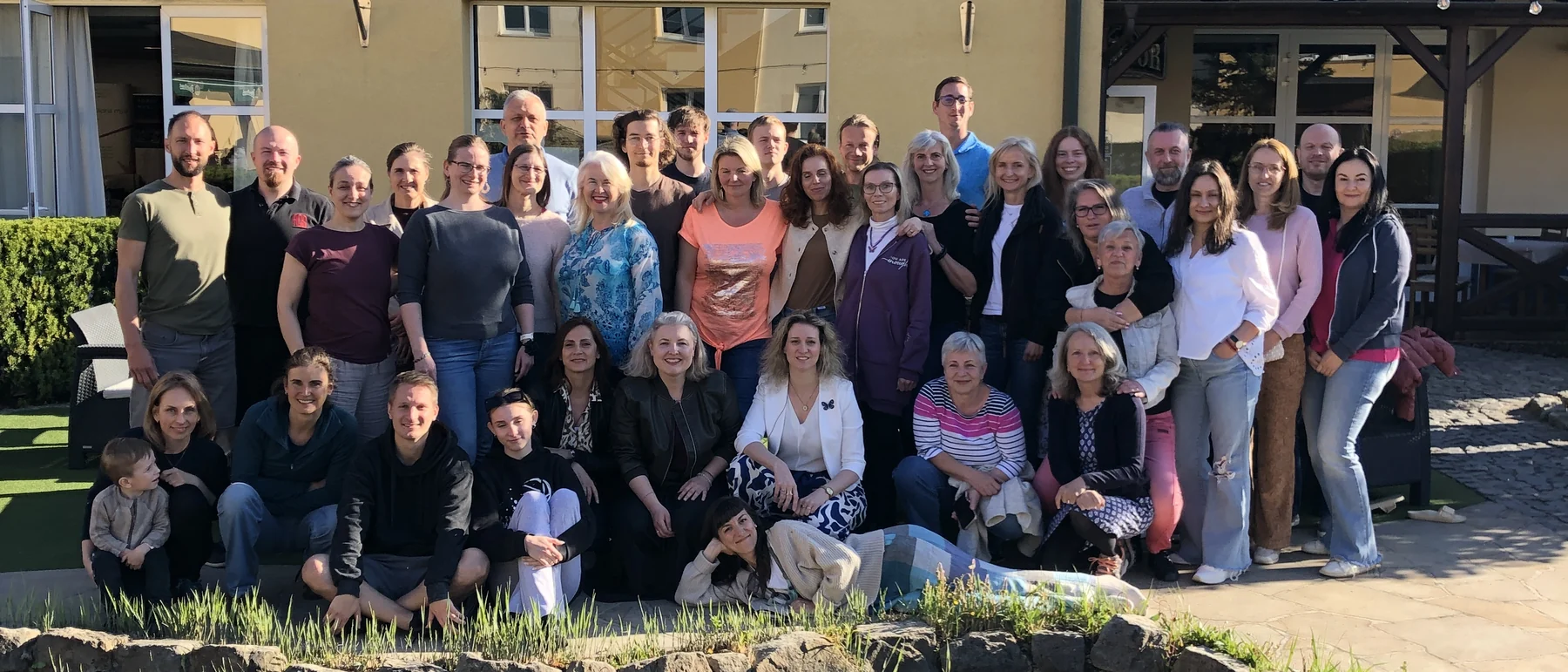 Účastníci akademie před hotelem ve Dvoře Králové